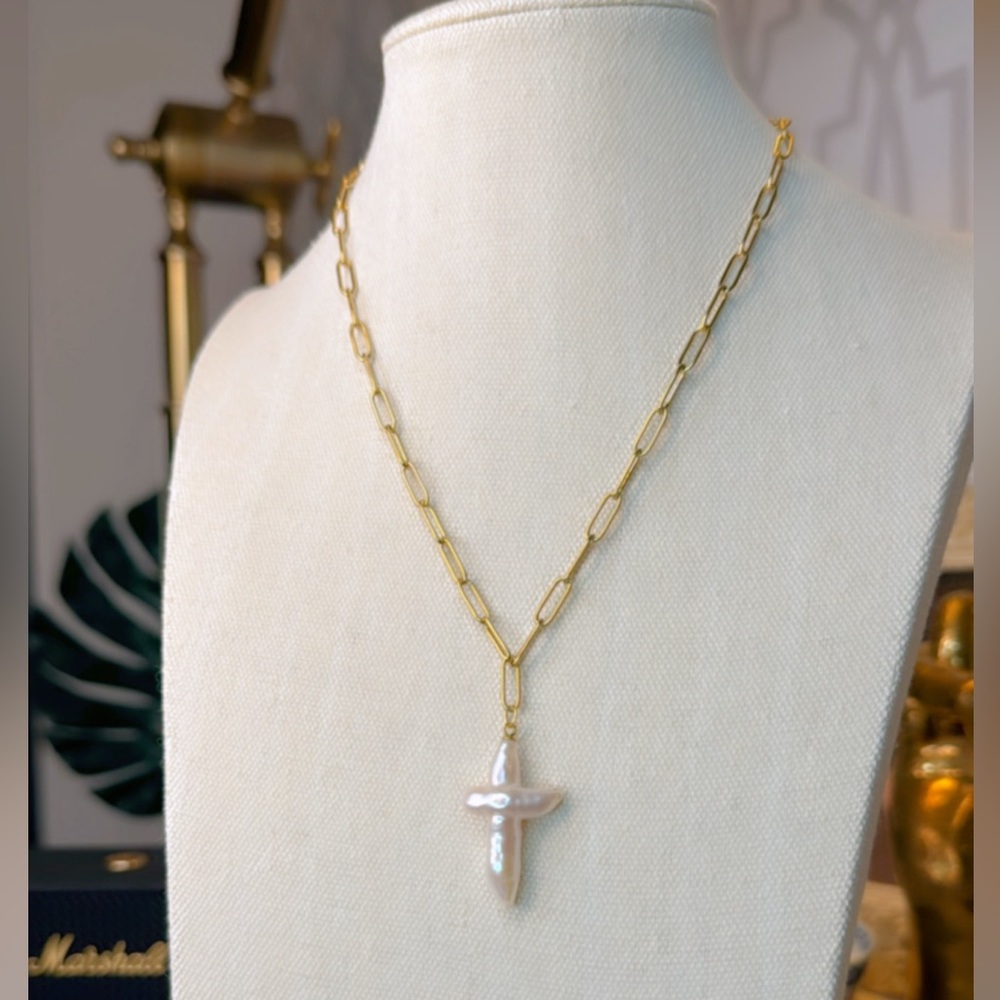Freshwater pearl cross charm on 18kt gold plated 18” paperclip chain - Picture 5 of 6